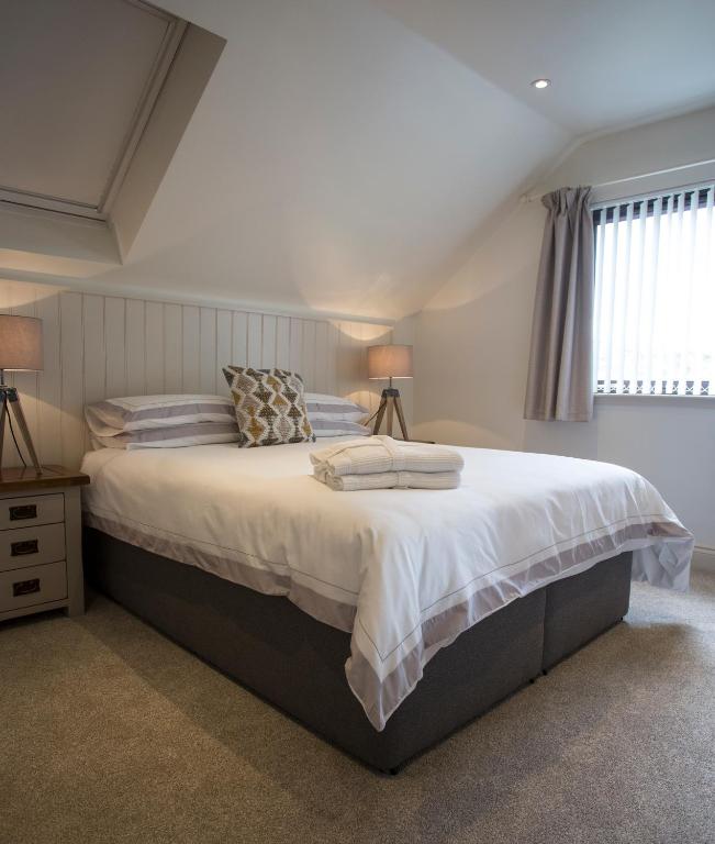 Postel nebo postele na pokoji v ubytování Cruinn Bheinn Luxury Self Catering Apartments