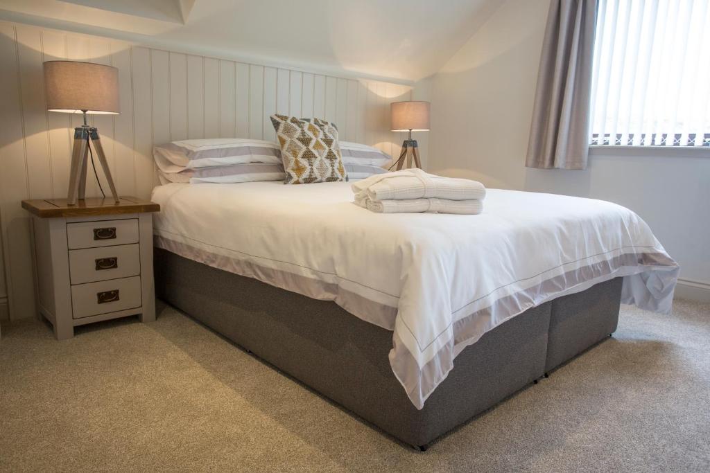Postel nebo postele na pokoji v ubytování Cruinn Bheinn Luxury Self Catering Apartments