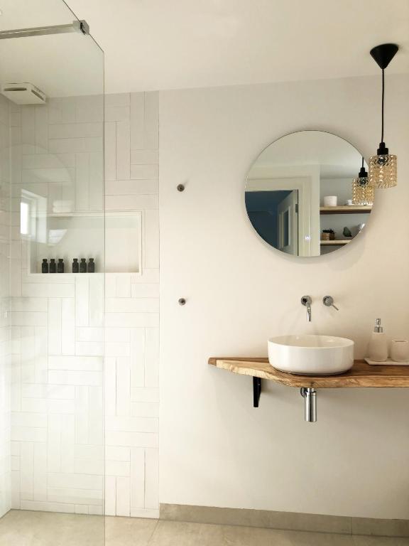 Koupelna v ubytování Beach House For You - Luxe verblijf, 5 min van het strand