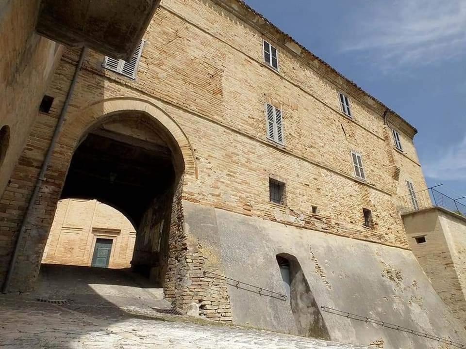 um grande edifício de tijolos com um grande túnel em Casa di Sisa - Alteta em Rapagnano