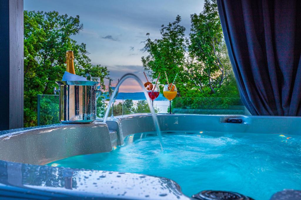 a jacuzzi tub with a water fountain at Adrialux Camping Mobile Homes in Selce