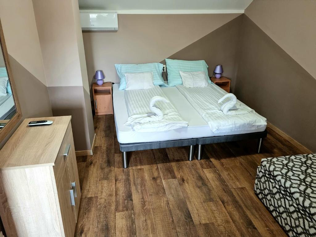 Postel nebo postele na pokoji v ubytování Csalogány-Lak