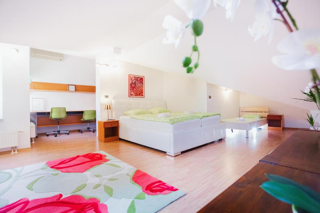 1 dormitorio con 1 cama y sala de estar en Apartma Pirano en Piran