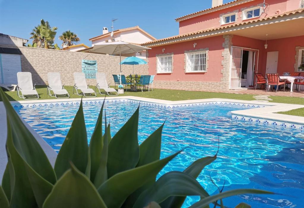 uma piscina em frente a uma casa em El Capricho de Espartinas em Espartinas