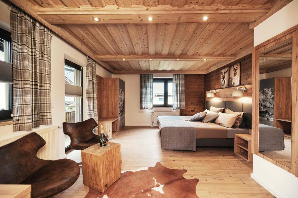 ein Schlafzimmer mit einem Bett und einer Holzdecke in der Unterkunft Golf & Ski Chalet in Mittersill