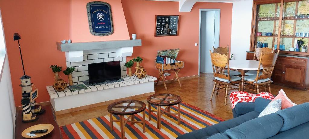 - un salon avec un canapé bleu et une cheminée dans l'établissement HOME4U, à Horta