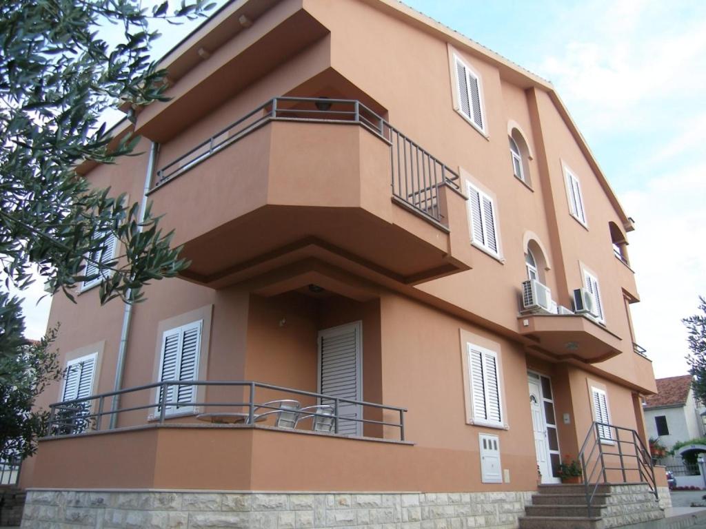 Budova, v ktorej sa apartmán nachádza