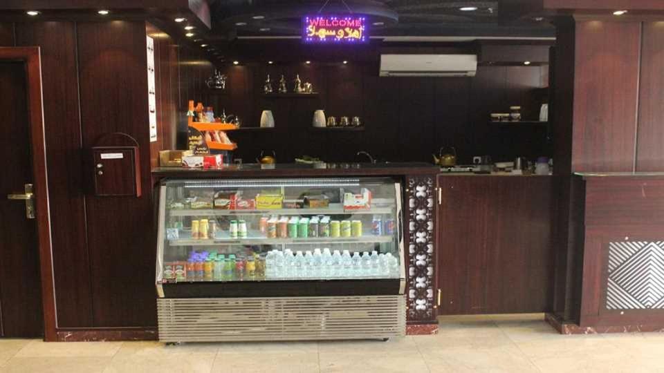 un refrigeratore per bevande in una stanza con bancone di كريستال الذهبية a Taif