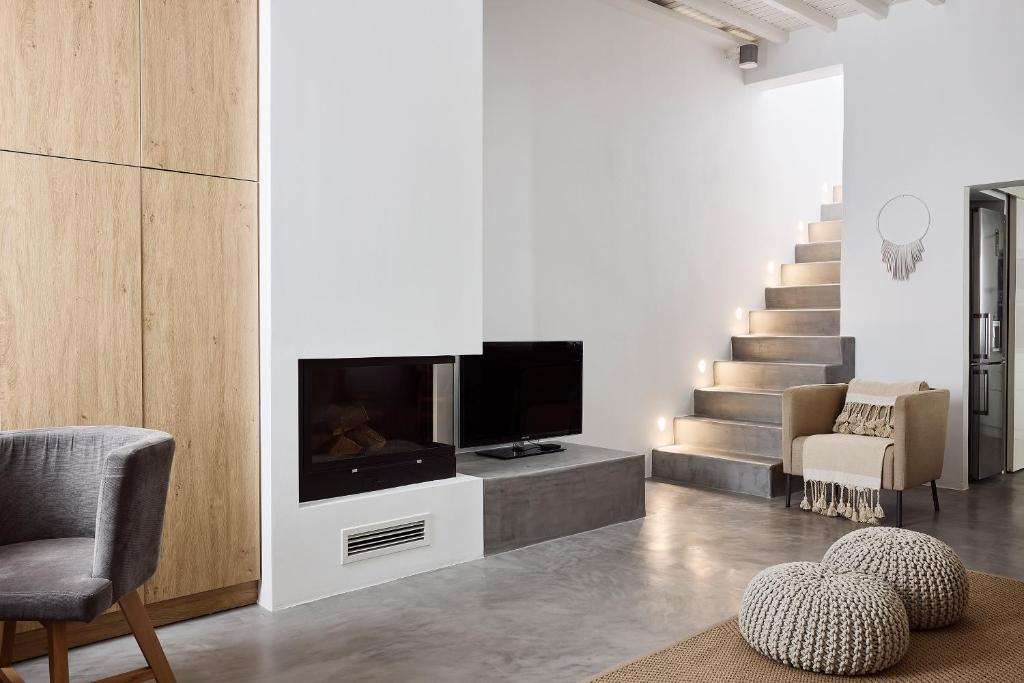 TV a/nebo společenská místnost v ubytování Elaia Luxury Suites Mykonos