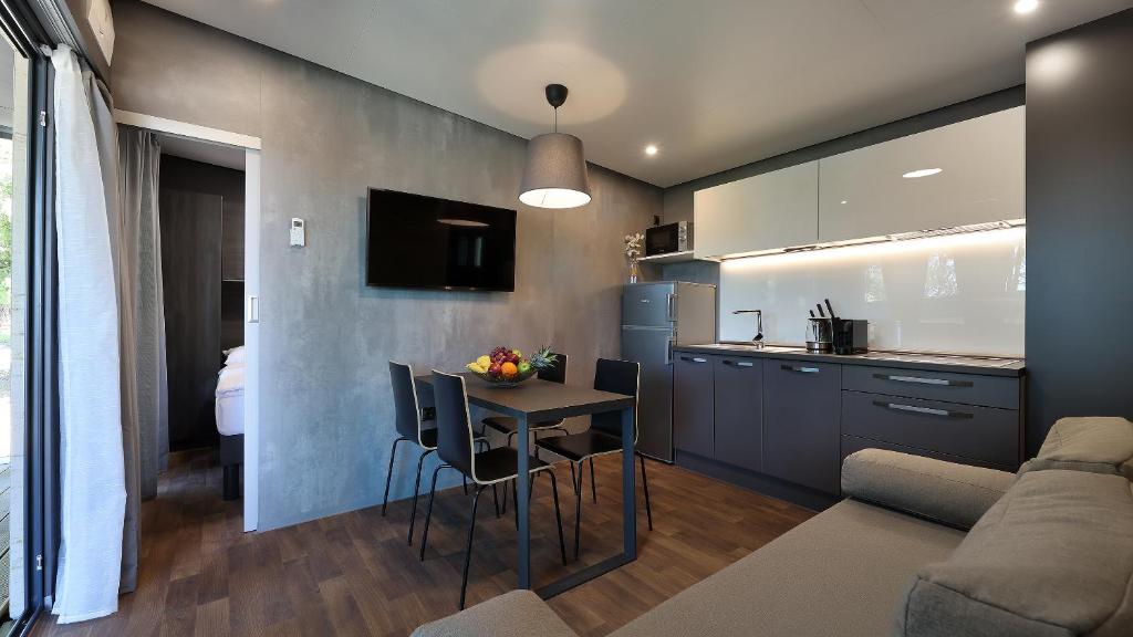 Kuchyň nebo kuchyňský kout v ubytování Adrialux Camping Mobile Homes