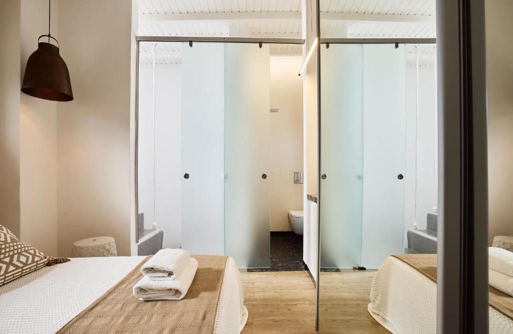 Postel nebo postele na pokoji v ubytování Elaia Luxury Suites Mykonos