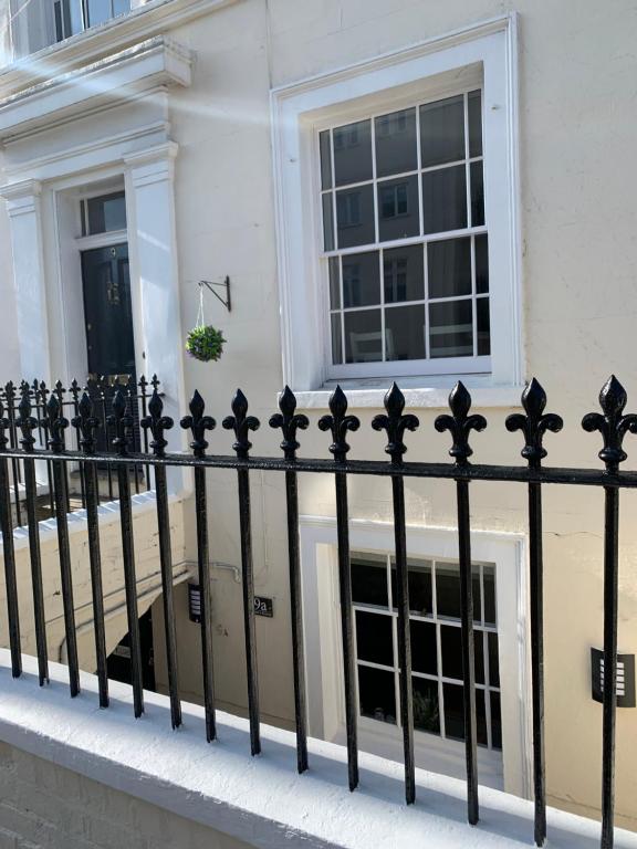 a black fence in front of a building at Regent’s Retreat in Leamington Spa