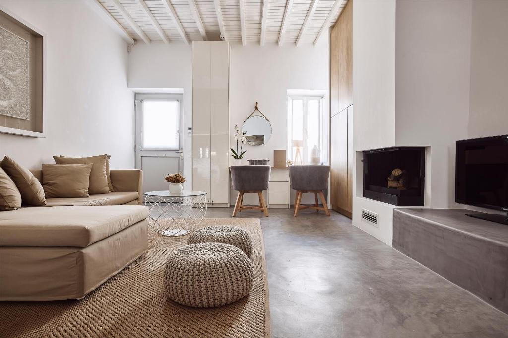 TV a/nebo společenská místnost v ubytování Elaia Luxury Suites Mykonos