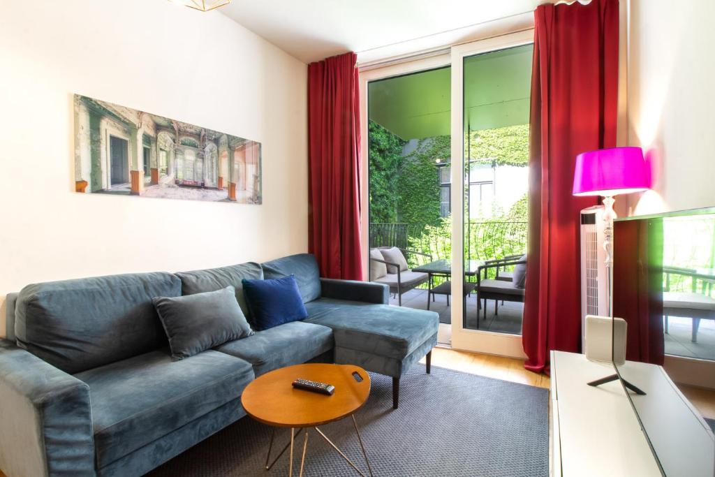 Hotel Premium Residence near Parlament in @YourVienna, a living room with a couch and a table at Premium Residence near Parlament in @YourVienna in Vienna