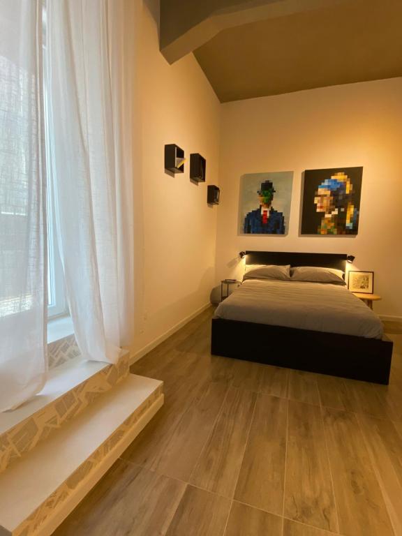 una camera con letto e finestra di StArt GuestHouse a Barletta