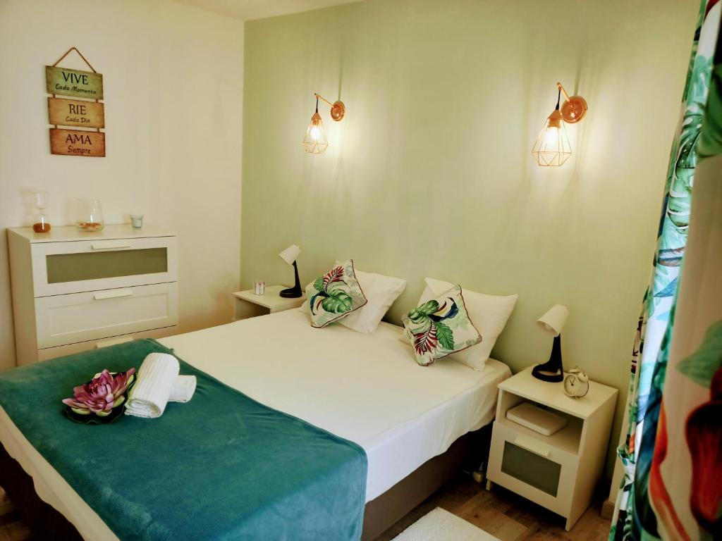 niewielka sypialnia z białym łóżkiem z 2 poduszkami w obiekcie Casa O Recanto w mieście Raposeira