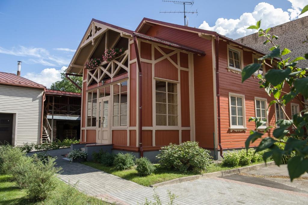 una casa de madera de color rojo en Center Orange house, en Cēsis