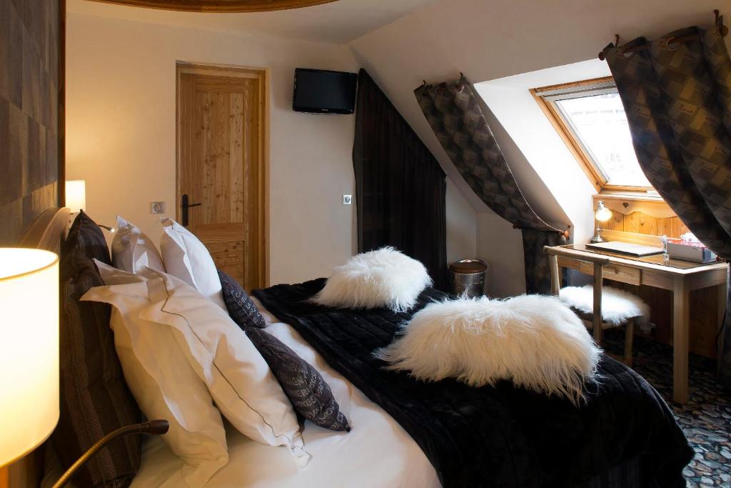 Кровать или кровати в номере Hôtel Chalet Mounier