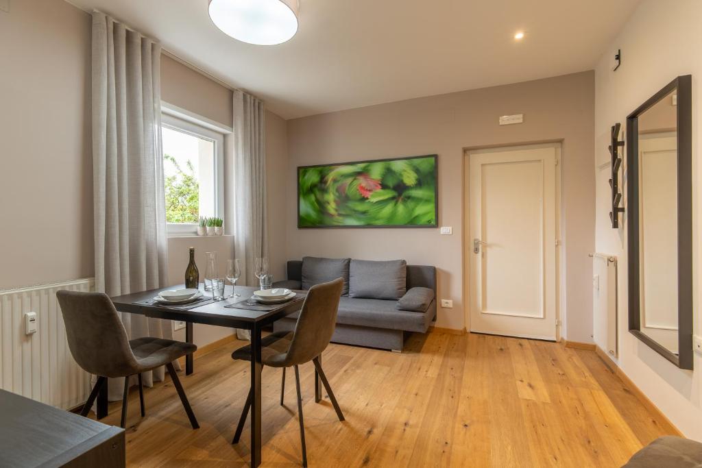 salon ze stołem i kanapą w obiekcie Apartment Hanna w Meranie