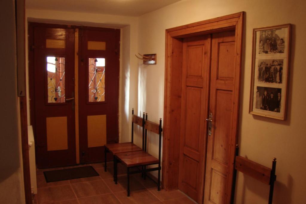 a hallway with a wooden door and a wooden bench at U Jindrů in Abertamy