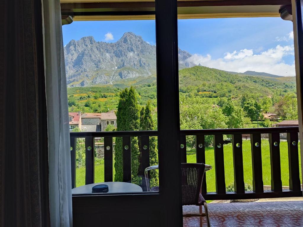 Nespecifikovaný výhled na hory nebo výhled na hory při pohledu z hotelu