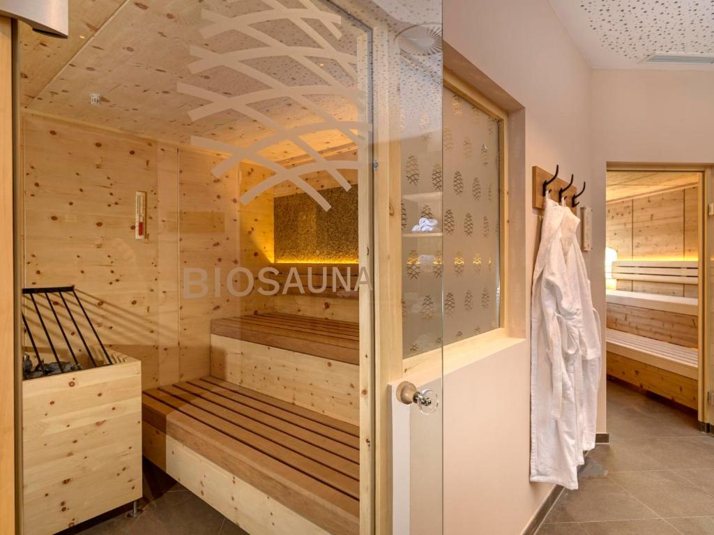 Ein Bett oder Betten in einem Zimmer der Unterkunft Hotel Zirbenhof