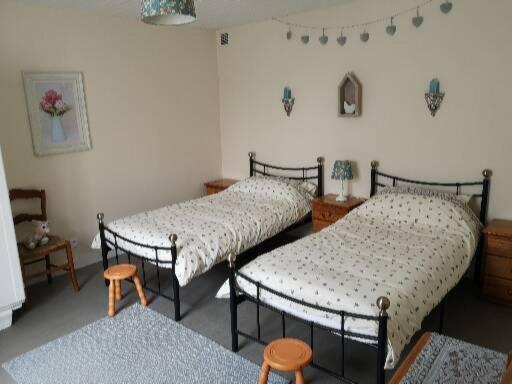 Habitación con 3 camas, 2 mesas y sillas en Farm cottage, en Les Riffes