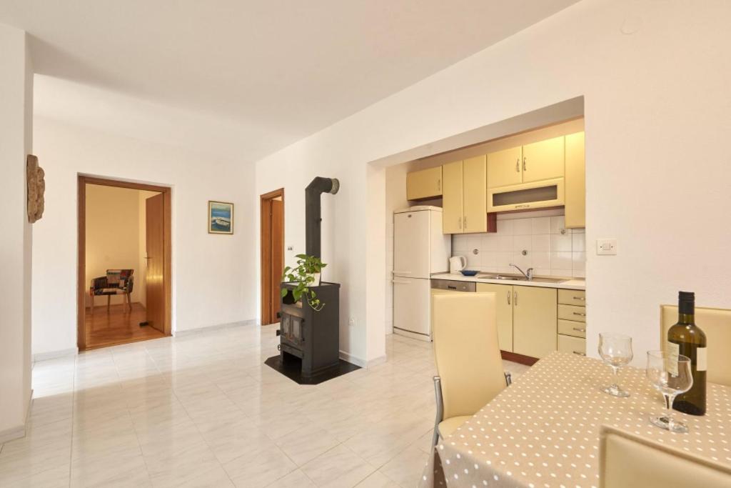 Kuchyňa alebo kuchynka v ubytovaní Apartment in Slatine with Terrace, Air conditioning, Wi-Fi (4789-2)