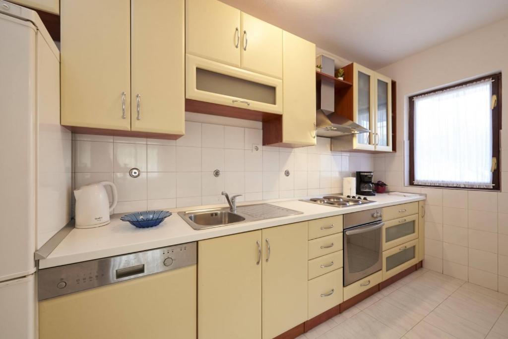 Kuchyňa alebo kuchynka v ubytovaní Apartment in Slatine with Terrace, Air conditioning, Wi-Fi (4789-2)