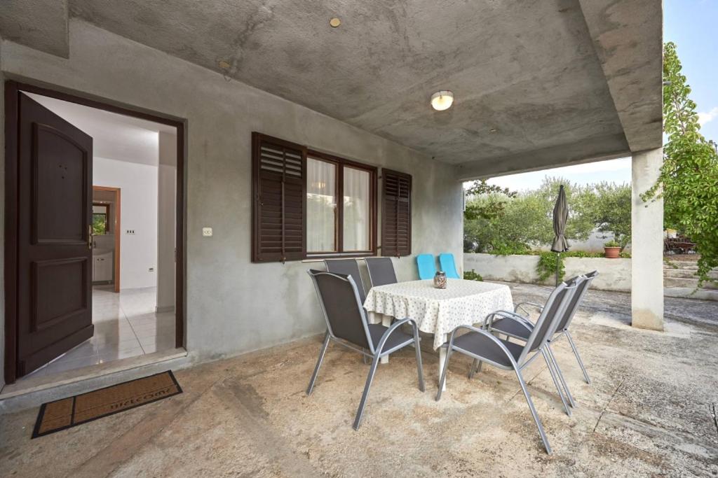 Patio alebo iná vonkajšia časť ubytovania Apartment in Slatine with Terrace, Air conditioning, Wi-Fi (4789-2)