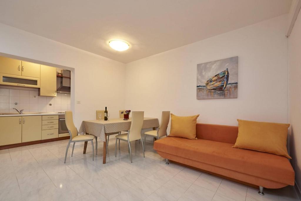 Kuchyňa alebo kuchynka v ubytovaní Apartment in Slatine with Terrace, Air conditioning, Wi-Fi (4789-2)