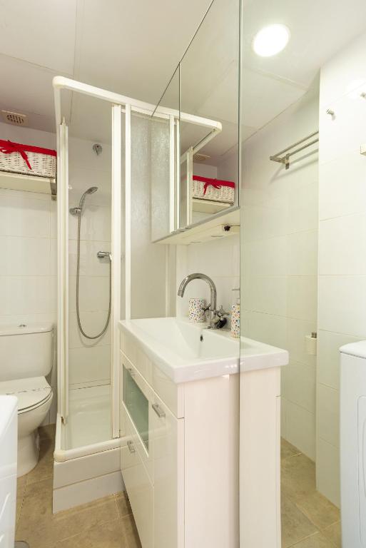 A bathroom at Carretería I & 5 balconies by ELE Apartments
