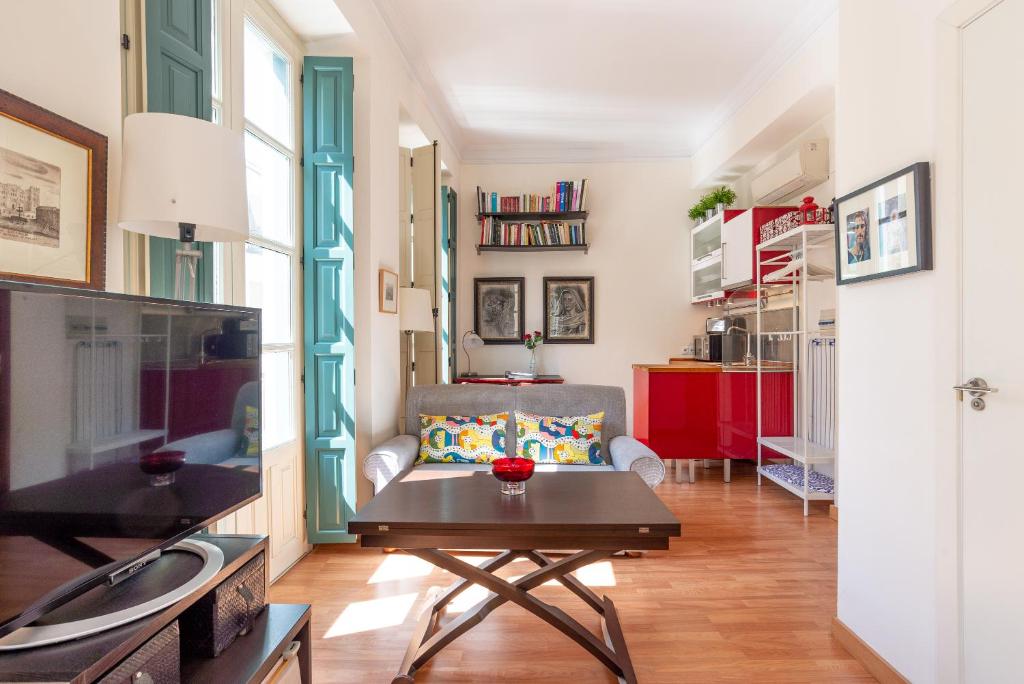 A seating area at Carretería I & 5 balconies by ELE Apartments