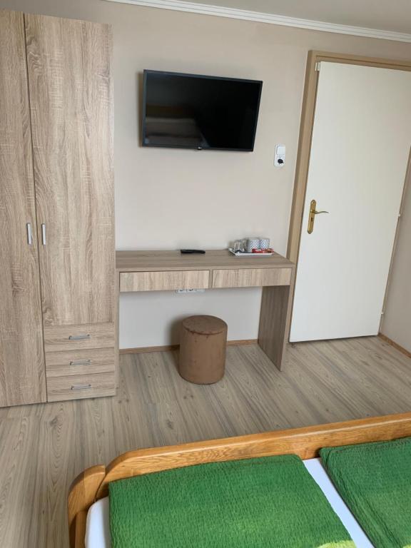 TV a/nebo společenská místnost v ubytování Fenyves Family Rooms and Bungalows