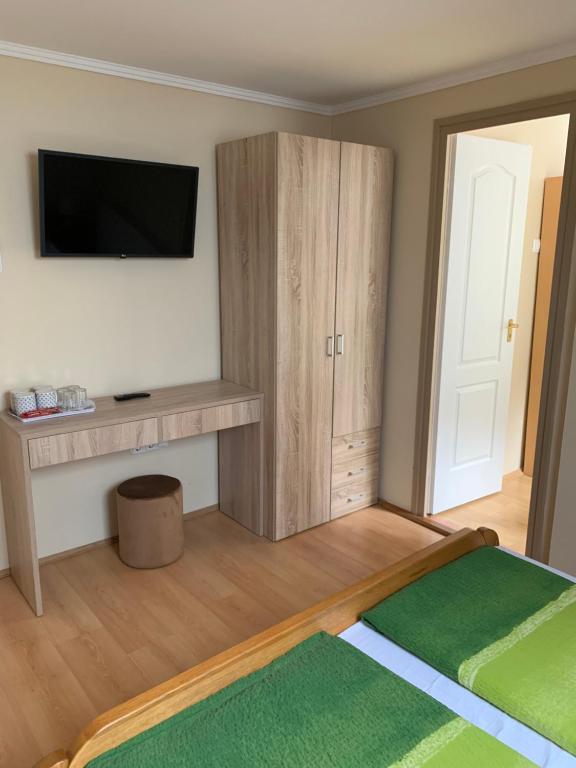 TV a/nebo společenská místnost v ubytování Fenyves Family Rooms and Bungalows