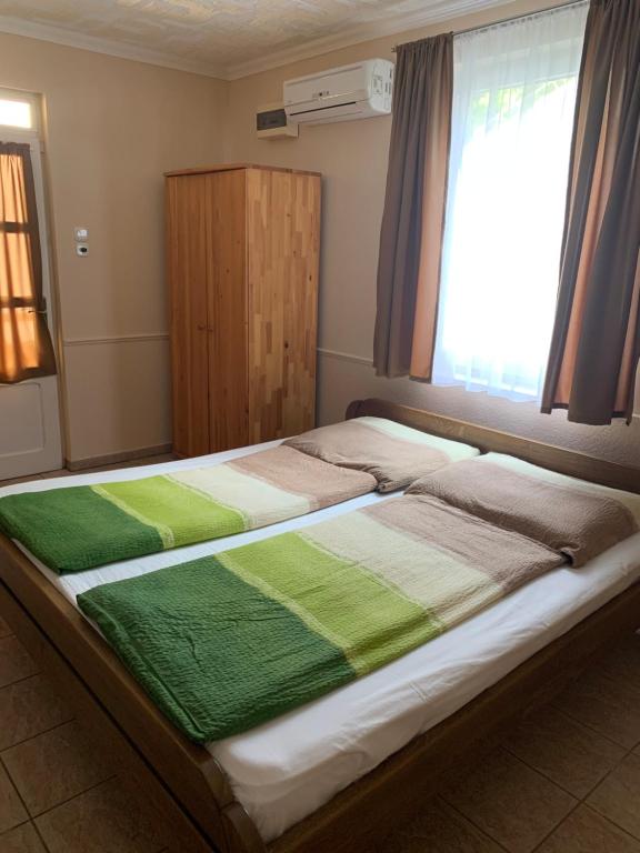 Postel nebo postele na pokoji v ubytování Fenyves Family Rooms and Bungalows