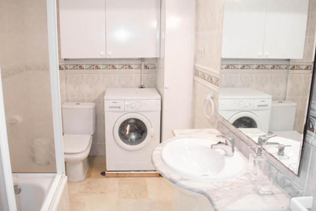 łazienka z pralką, pralką i suszarką w obiekcie Apartamento Rio Mar w Marbelli