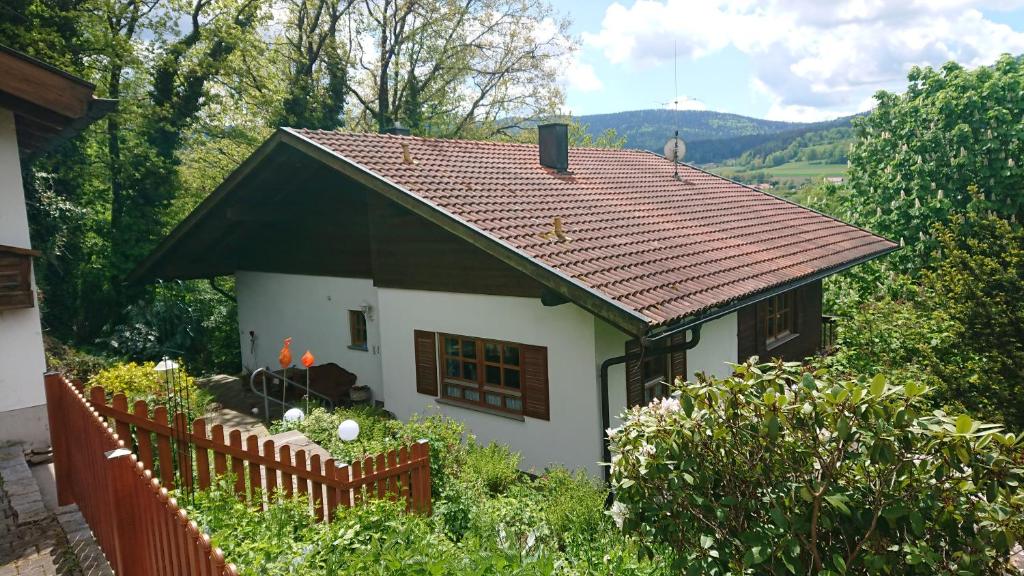 una piccola casa bianca con tetto rosso di Sonnenhügel ad Arrach