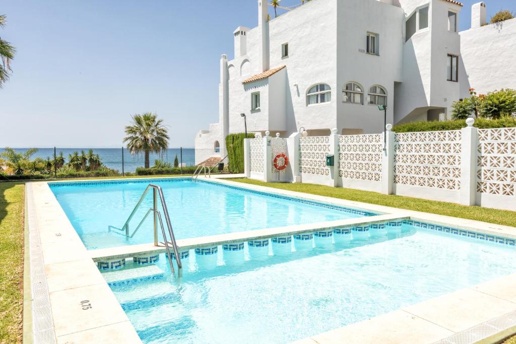 Front Sea View Apartment Estepona, Estepona – Updated 2022 Prices