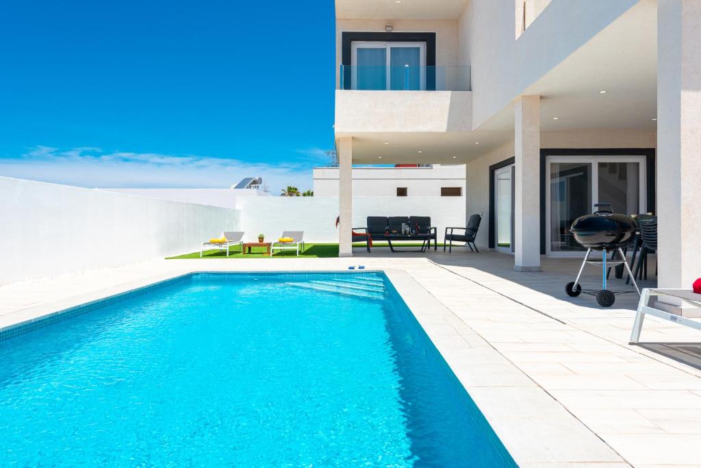 Bazén v ubytovaní Villa Shasya Costa Adeje with air conditioning alebo v jeho blízkosti
