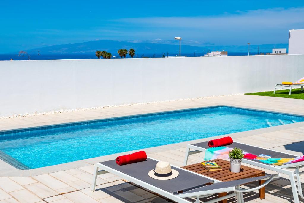 Bazén v ubytovaní Villa Shasya Costa Adeje with air conditioning alebo v jeho blízkosti