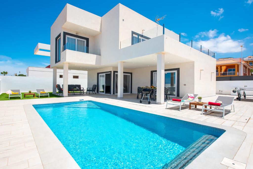 Bazén v ubytovaní Villa Shasya Costa Adeje with air conditioning alebo v jeho blízkosti