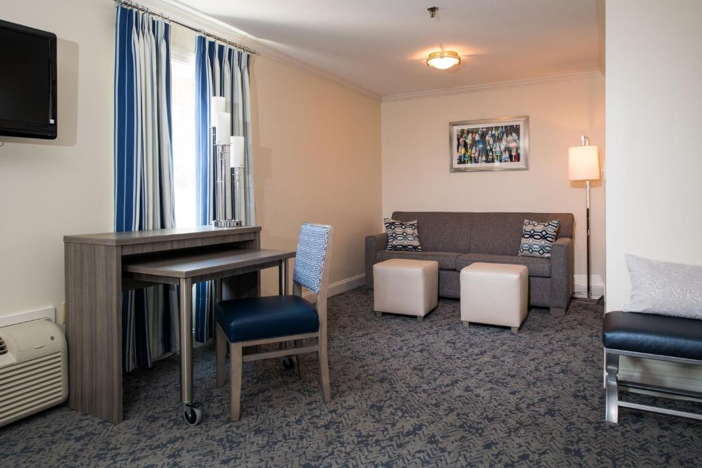 Union Bluff Hotel & Meeting House - Two Queen Beds With Sofa Bed