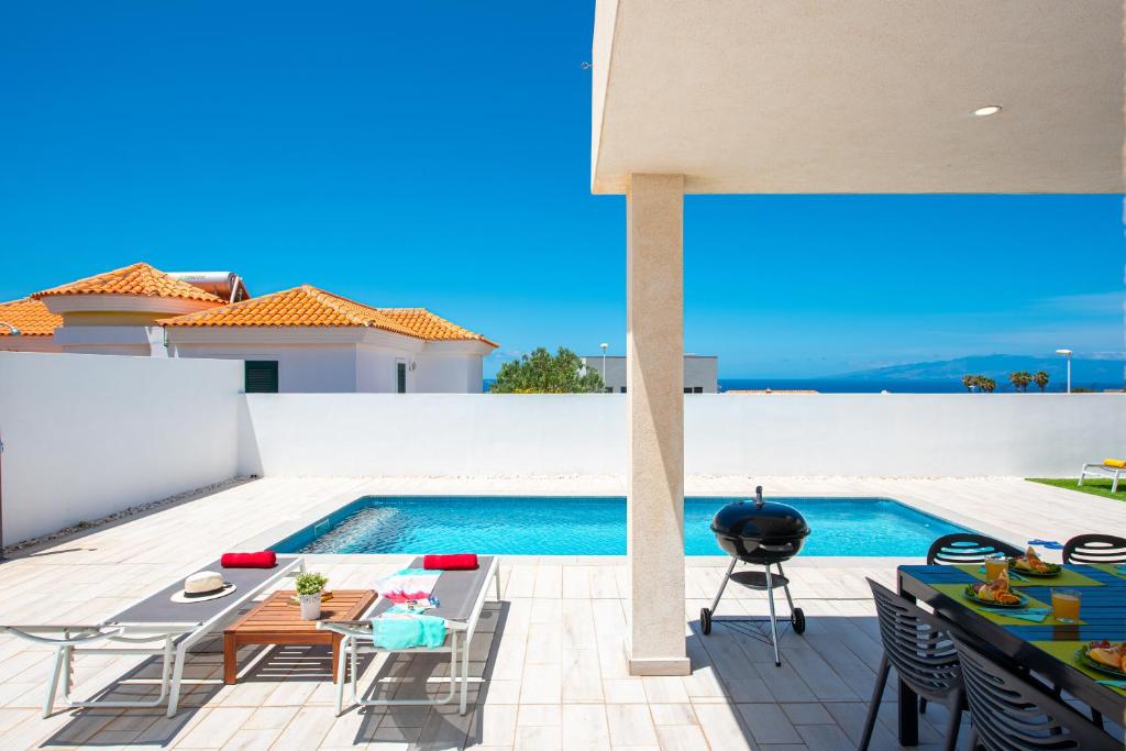 Bazén v ubytovaní Villa Shasya Costa Adeje with air conditioning alebo v jeho blízkosti