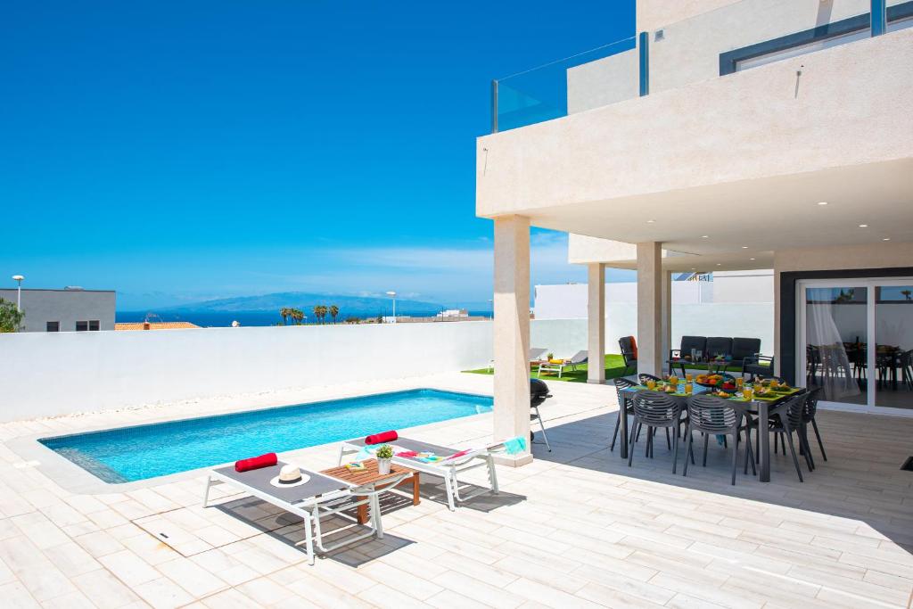 Bazén v ubytovaní Villa Shasya Costa Adeje with air conditioning alebo v jeho blízkosti