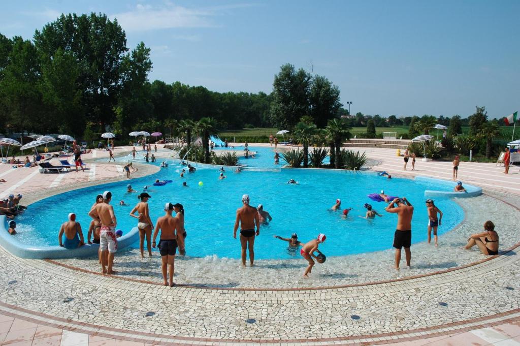 un grupo de personas en una piscina en Camping Laguna Village, en Caorle