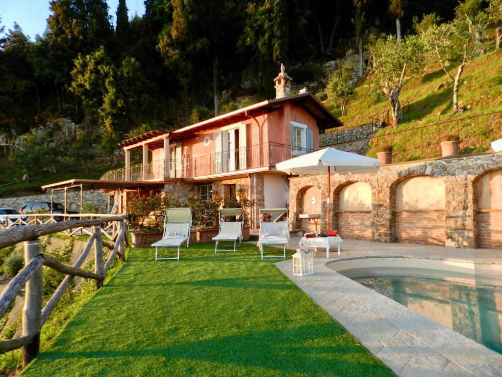 une villa avec piscine et une maison dans l'établissement Villa "Il Grillo" Piscina privata, Panorama e privacy, à Camaiore