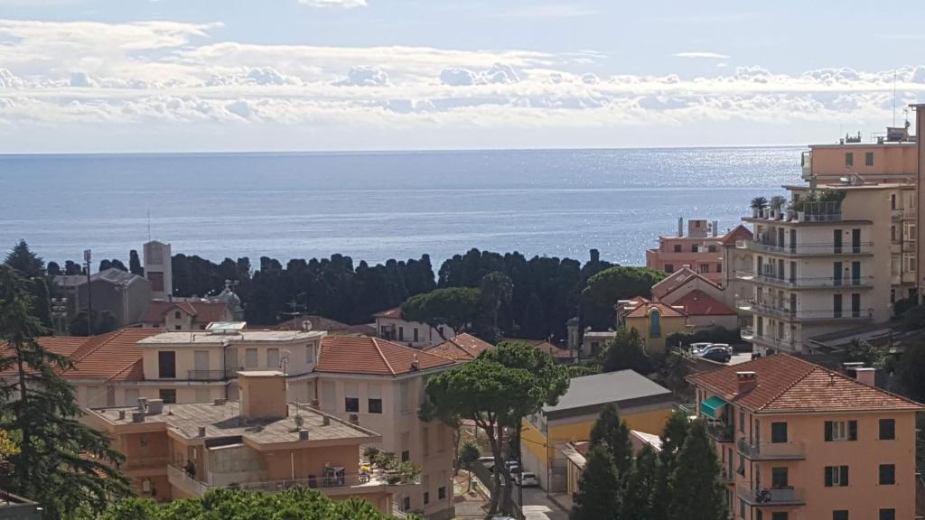 una ciudad con edificios y el océano en el fondo en Appartamento Vista Mare Stella Marina en San Remo