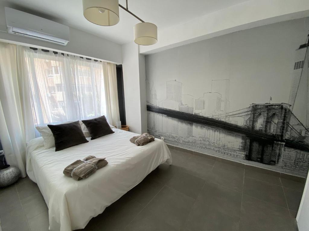 um quarto com uma cama com duas toalhas em PLAYA, SOL Y CENTRO HISTORICO em Málaga