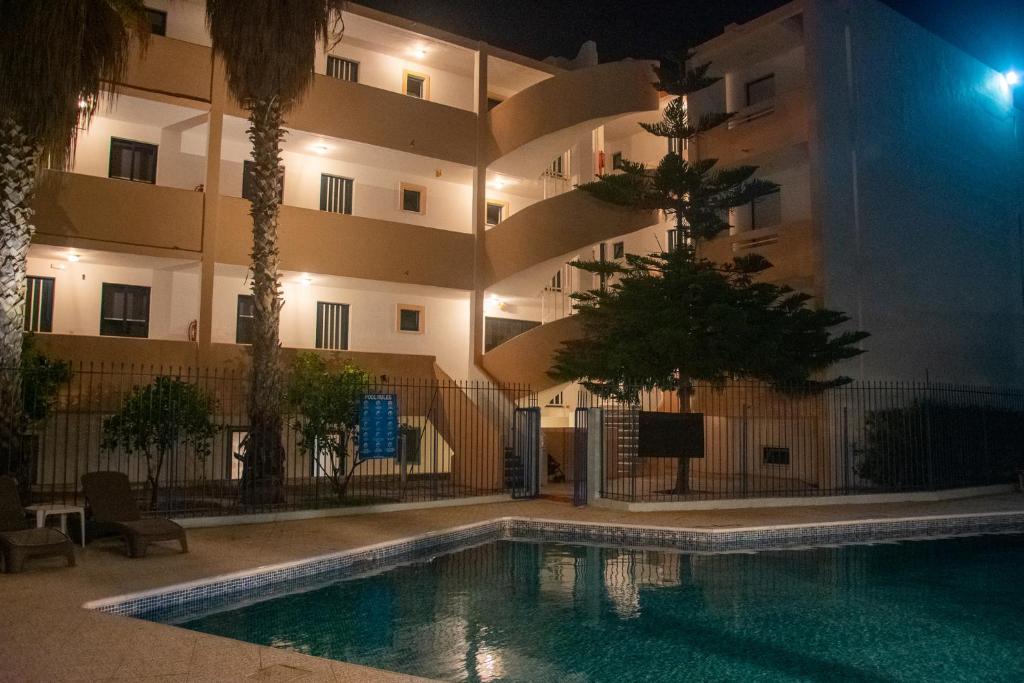 Bazén v ubytování Harriets Apartments nebo v jeho okolí